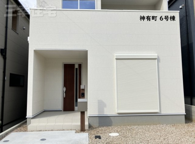 碧南市神有町6号棟の玄関|玄関の鍵はスマートキー、１階リビングにはシャッターも付いていて防犯対策も安心ですね