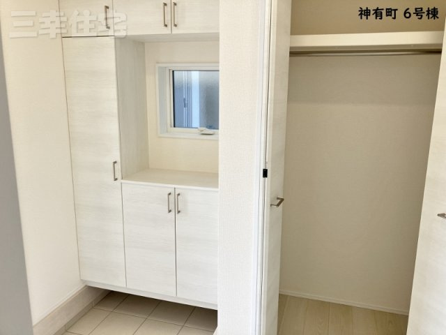 碧南市神有町6号棟の収納|玄関のファミリークローク。帰宅後すぐに上着を収納。良い習慣が身に付きますね♪