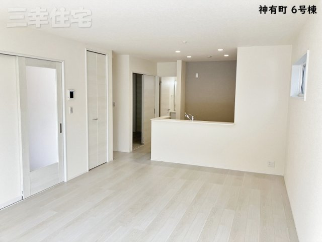 碧南市神有町6号棟の居間・リビング|今はやりの白いフローリング。リビングがとっても広く感じます！