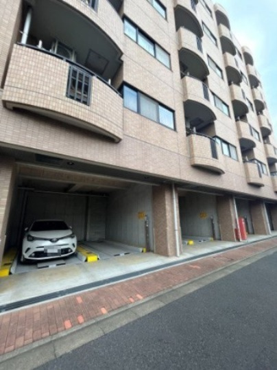 アーバンステージ府中の駐車場
