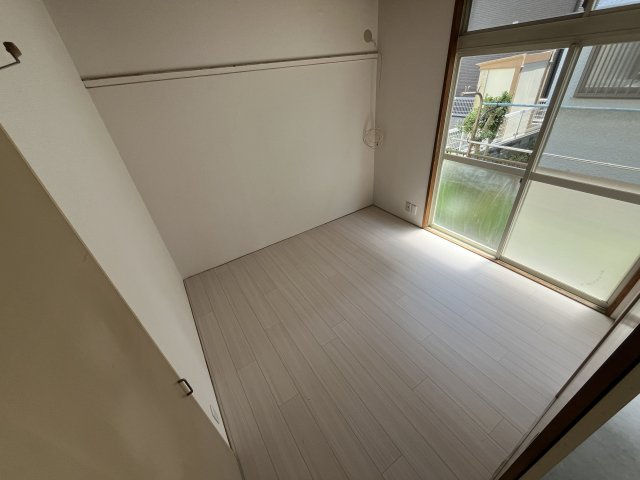 メゾン春日部の居間・リビング|明るい洋室です