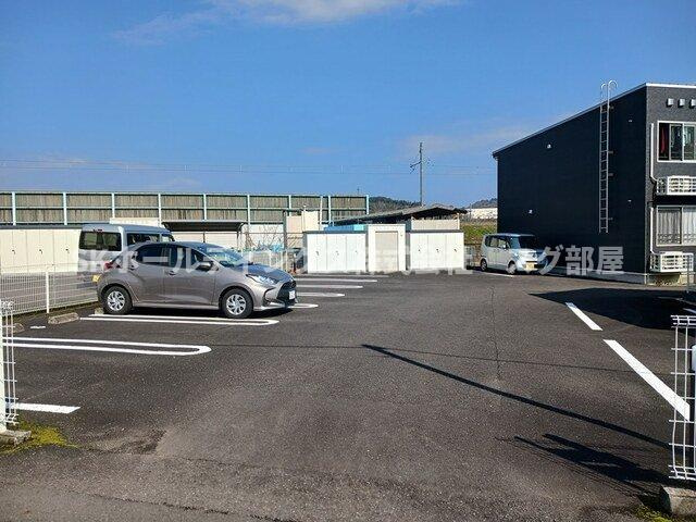 グランシャリオ　ジュモーの駐車場