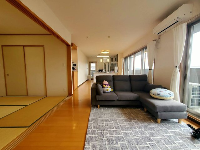 【東南角部屋☆】高知市桟橋通1丁目パークベルズ桟橋通　中古マンションの居間・リビング|大空間LDK。家族が集まるリビングは、陽当たり・通風ともに良好！