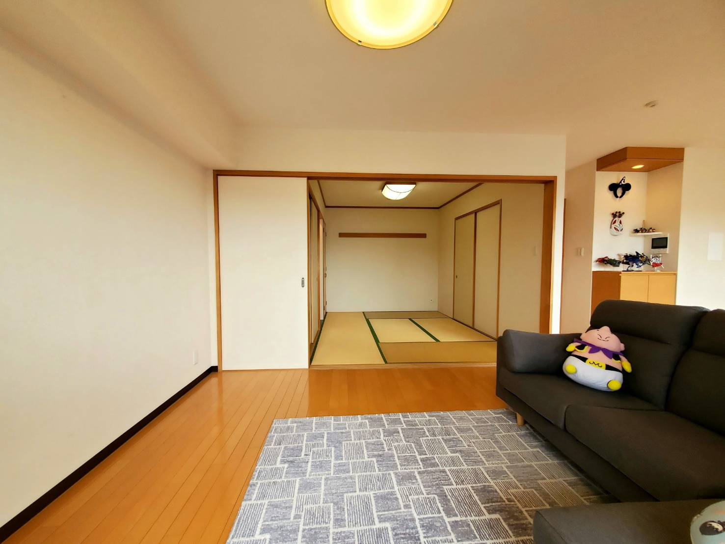 【東南角部屋☆】高知市桟橋通1丁目パークベルズ桟橋通　中古マンションの居間・リビング|和室とつなげればさらに広々。開放感あふれる憩いの空間。段差のないバリアフリー設計で、小さなお子様やご年配の方も安心です♪