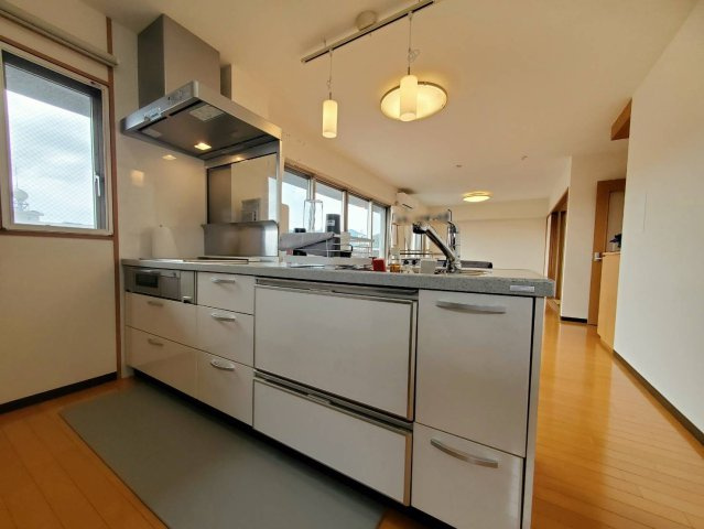 【東南角部屋☆】高知市桟橋通1丁目パークベルズ桟橋通　中古マンションのキッチン|窓があり換気も良好！明るく清潔感のある調理スペース。