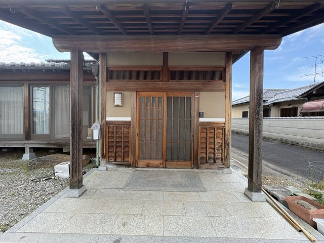 桜井市大字箸中の玄関|重厚な構えの玄関扉