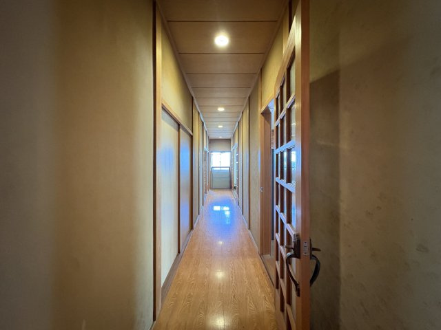 桜井市大字箸中のその他|水回りへと続く廊下