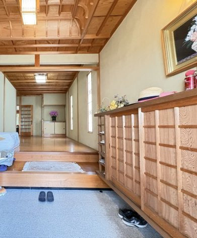 桜井市大字箸中の玄関|開放感ある広い玄関　格天井など趣向を凝らした造りです。