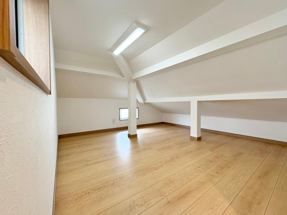 【東大和市南街２丁目の収納|お家の一番上にはゆとりある空間。小屋裏収納「グルニエ」です。
通常の固定階段で出入りができるため、重い荷物の出し入れも安全・安心です。