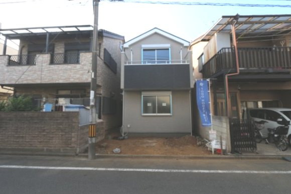 【東大和市南街２丁目の外観|2階リビングにより、外からの視線が気にならないプライバシー性の高い空間です。