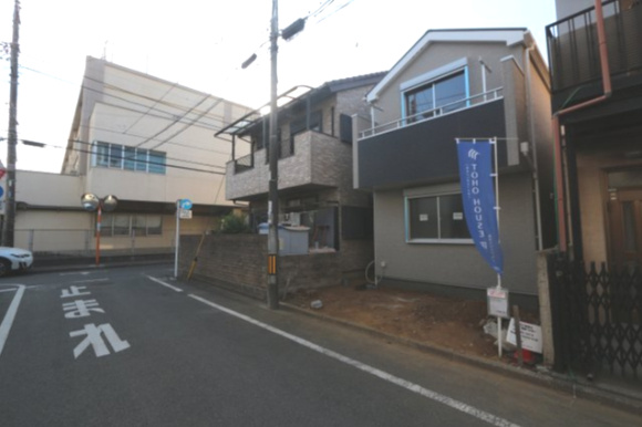 【東大和市南街２丁目の外観|第二小学校まで徒歩1分、第二中学校まで徒歩4分。通学負担が軽減されます