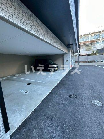 レジュールアッシュ神戸湊川公園の駐車場