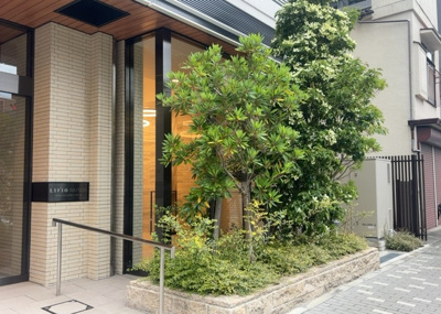 【庭】 | リビオレゾン八王子レジデンス | 物件によっては、入居者が個人的に使用できる専用庭がついているものもあります。また、住宅の中にある土間の部分を庭と呼ぶこともあります。庭の用途は住む人によって変わり、それによってデザインもさまざまです。