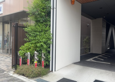 【中庭】 | リビオレゾン八王子レジデンス | 中庭（パティオ）とは、一つの建築物の内部に設けられた、壁などで囲われている庭のことを指します。コの字型、ロの字型が主流ですが、L字型の中庭もあります。最近では、インテリア性の高さからも人気があります。