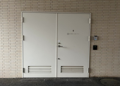 【設備】 | リビオレゾン八王子レジデンス | 共有部分は、住民なら誰もが使える設備のこと。例えば駐車場やエレベーター、インターネット設備、セキュリティ設備などがあります。他にも、マンションの廊下・外部階段やエントランス・ゴミ置き場などがあります。