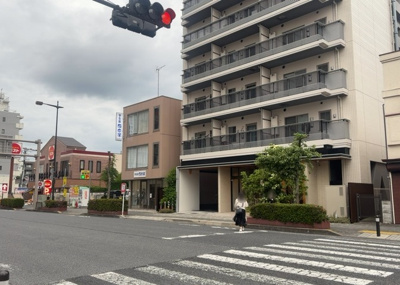 【外観】 | リビオレゾン八王子レジデンス | 外観はマンション管理がされているかの目安になります。築年数が古いと、壁面は劣化してひび割れが生じることも！建物が古びていても細かいところが修繕されていると、きちんと管理されているなぁと感じるでしょう。