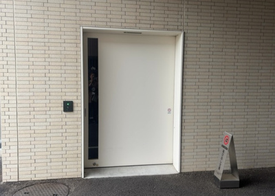 【駐車場】 | リビオレゾン八王子レジデンス | 車一台あたりに必要なスペースは、標準サイズの普通自動車で横幅2m50cm、長さ5mは必要になります。ただし、乗降のことも考慮して横幅3m30cm、長さ5m50cmほどは確保できるところを選びましょう。