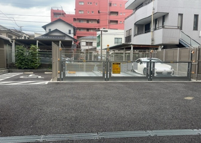 【駐車場】 | リビオレゾン八王子レジデンス | 駐車場と明記されていても、最小スペースでつくられた駐車場だと大型車は駐車できなかったり、出入りしにくくなったりする可能性があります。お車のサイズと購入したい物件の駐車場のサイズを現地で確認しましょう。