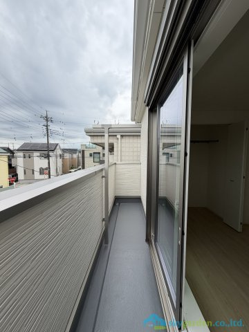 厚木市妻田西第15　新築戸建　全2棟1号棟のバルコニー