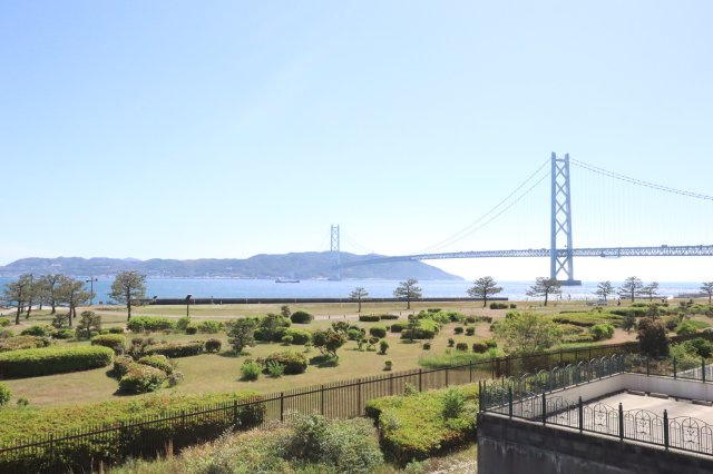 メゾン舞子ショアーの展望|物件から明石海峡大橋、淡路島が見えます。