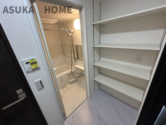 ドルフ青葉台1号棟の脱衣所|多彩な機能が備えられたパウダールームです。収納もたっぷり広く使えますね。