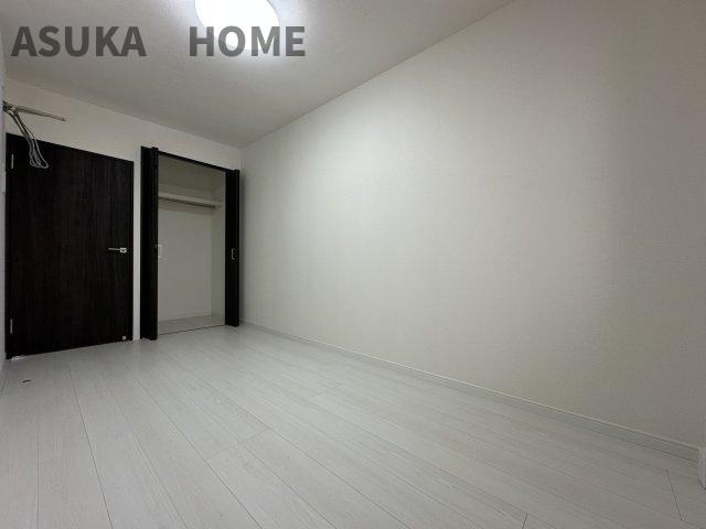 ドルフ青葉台1号棟の洋室|シンプルですっきりとした居心地の良い雰囲気の空間です。自分好みのインテリアで過ごしてくださいね。