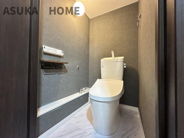ドルフ青葉台1号棟のトイレ|温水洗浄便座の最新トイレ設備です。奥行きの有るゆったりしたスペースのトイレ空間です。