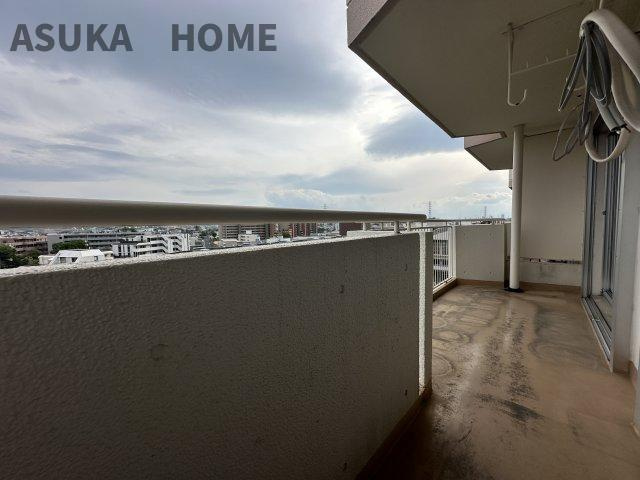ドルフ青葉台1号棟のバルコニー|南向きで陽当りの良いバルコニーは、風通りも良く洗濯物の渇きも早く家事の時短にもなりますよ。