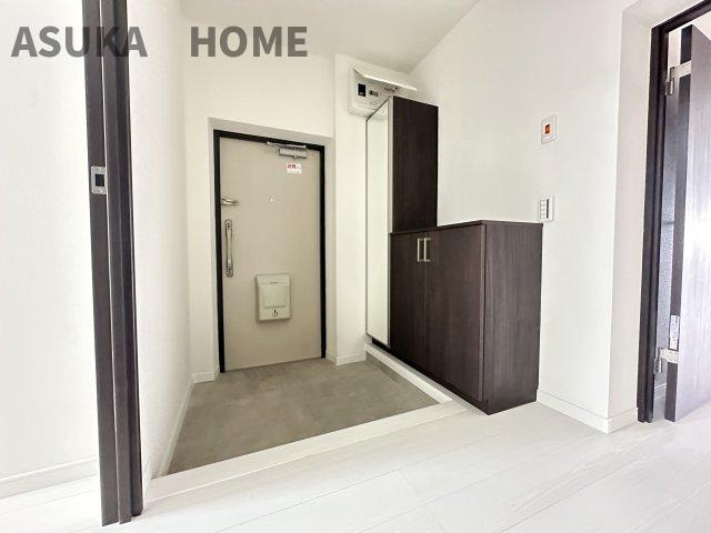 ドルフ青葉台1号棟の玄関|玄関横には、たっぷり収納のミラー付シューズボックスも嬉しい設備です。