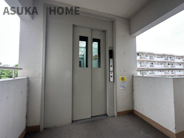 ドルフ青葉台1号棟のその他共用部分|エレベーターを完備したマンションです。荷物の多い時や小さいお子さんとのお出かけの時など便利ですね。