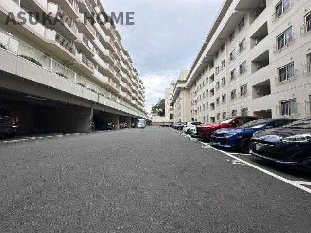 ドルフ青葉台1号棟の駐車場|駐車がしやすいフラットで道路幅も充分な前面道路です。駐車が苦手な人でもラクラク駐車できます。