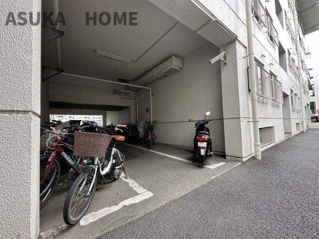 ドルフ青葉台1号棟の駐輪場|屋根付き駐輪場・バイク置き場です。雨の日も保全にも便利で助かりますね。