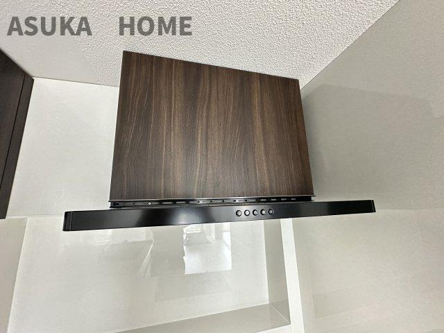 ドルフ青葉台1号棟のキッチン|薄型レンジフードです。デザイン性のも優れていて、お手入れが簡単なのも嬉しいですね。