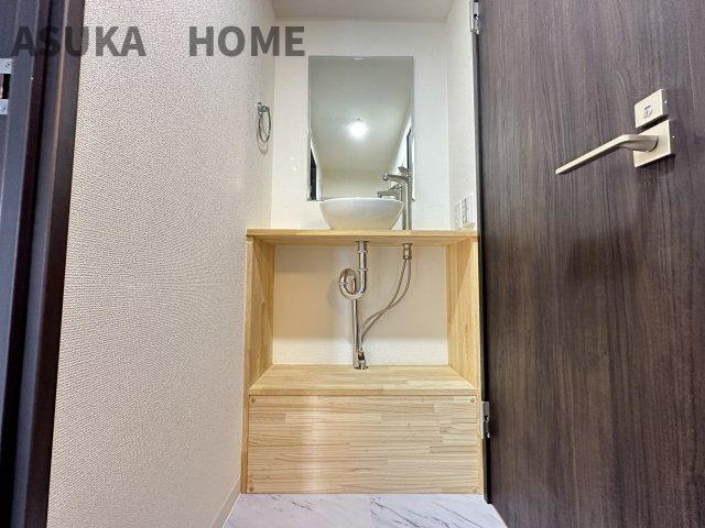 ドルフ青葉台1号棟の独立洗面台|1日の始まりと終わりを心地よく演出してくれる造作風洗面台です。すっきりとしたデザインでオシャレですね