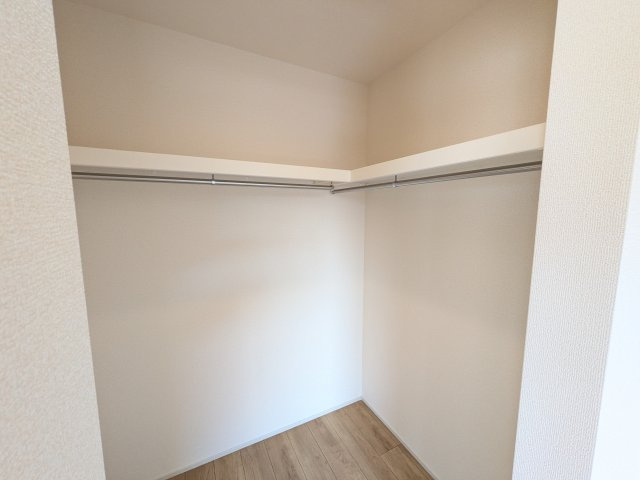 龍ケ崎市城ノ内1丁目3期　新築戸建ての収納|大容量のウォークインクローゼット。衣類はもちろん、スーツケースや季節の家電もまとめて収納でき、居室空間をすっきりと保ちます。