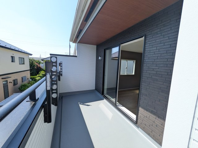 龍ケ崎市城ノ内1丁目3期　新築戸建てのバルコニー|広々としたワイドバルコニーは、日当たり良好で毎日の洗濯物干しに最適です。