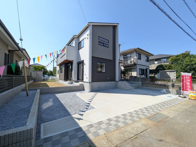 龍ケ崎市城ノ内1丁目3期　新築戸建ての前面道路含む現地写真|現地完成済で建物や駐車場、お庭も全てご覧いただけます。。
本日のご見学も可能です♪
お気軽にお電話またはお問い合わせください。