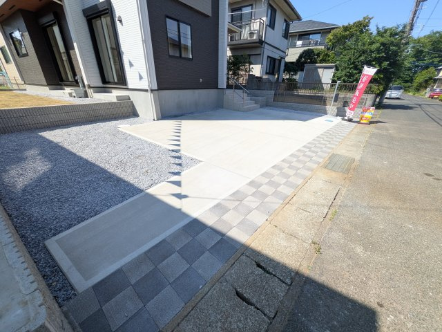 龍ケ崎市城ノ内1丁目3期　新築戸建ての駐車場|駐車3台可能で、出し入れしやすいゆとりのカースペース。
月々の駐車場代が不要な点も大きな魅力です。