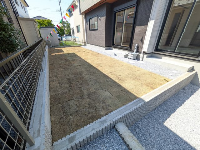 龍ケ崎市城ノ内1丁目3期　新築戸建ての庭|リビングに明るい光を届ける南庭。
お子様の遊び場やペットのスペースとしても最適です。
室内外で心地よい暮らしが叶います。