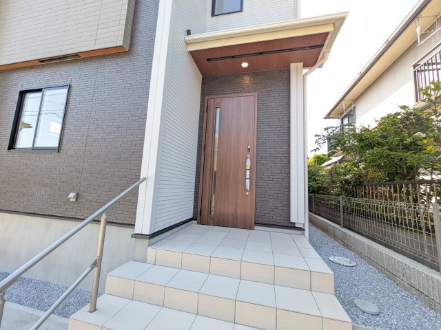 龍ケ崎市城ノ内1丁目3期　新築戸建ての玄関|玄関ドアはカードキーで開閉も楽々♪
スマホでの開錠と施錠も可能です！
玄関上部には人感センサー付きのダウンライトがあるので、夜間の帰宅時に自動で点灯してくれます♪
防犯対策面にも一役買ってくれます！
