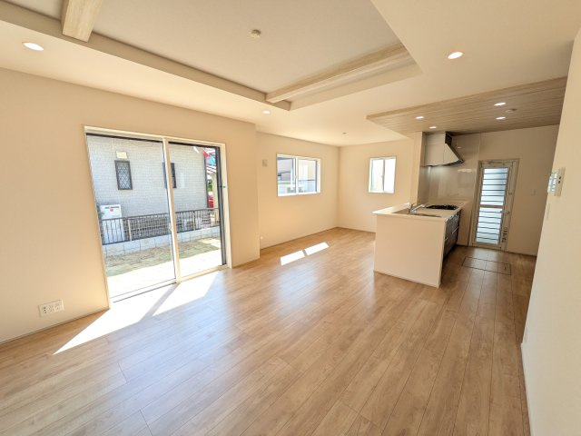 龍ケ崎市城ノ内1丁目3期　新築戸建ての居間・リビング|居心地の良いデザインと機能性を両立。
ご友人を招いたり、趣味を楽しんだり、様々なシーンで活躍する団らんの中心地です。