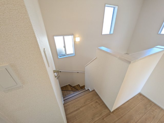 龍ケ崎市城ノ内1丁目3期　新築戸建ての内装|窓付きで明るい階段は、手すり付きでお子様からご年配の方まで安心して上り下りができます♪