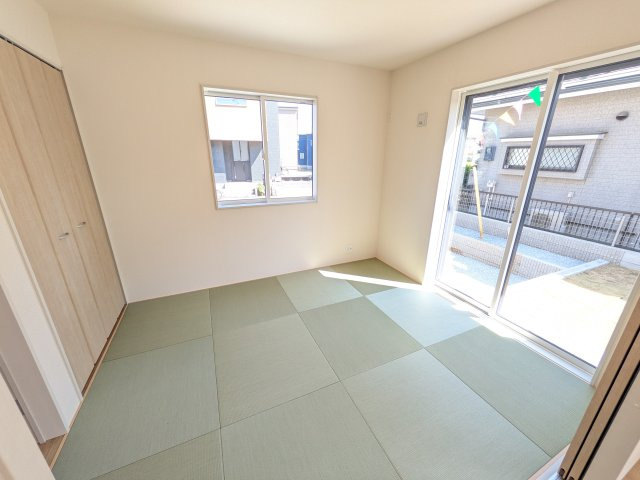 龍ケ崎市城ノ内1丁目3期　新築戸建ての和室|琉球畳の和室は陽当たりも良く、落ち着ける空間です♪
リビングとの続き間になっているので、お子様の遊ぶスペースやお昼寝などにも使えます！
押し入れもあり収納にも困りません♪