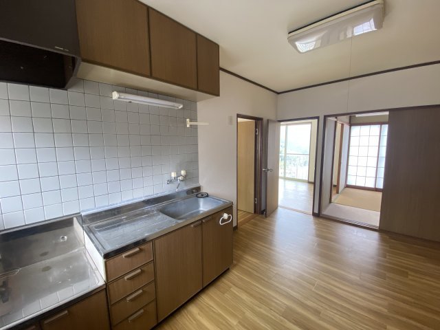 熱海市青葉町　コンフォールハウス  のキッチン|ダイニングキッチン
