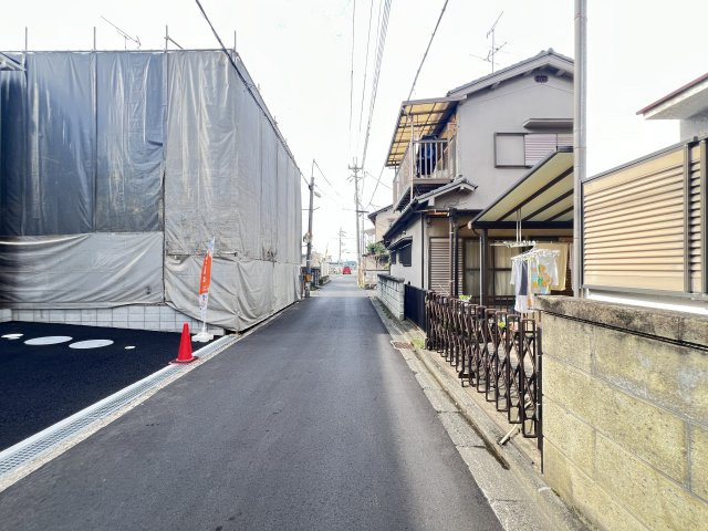 大和高田市築山第５の前面道路含む現地写真