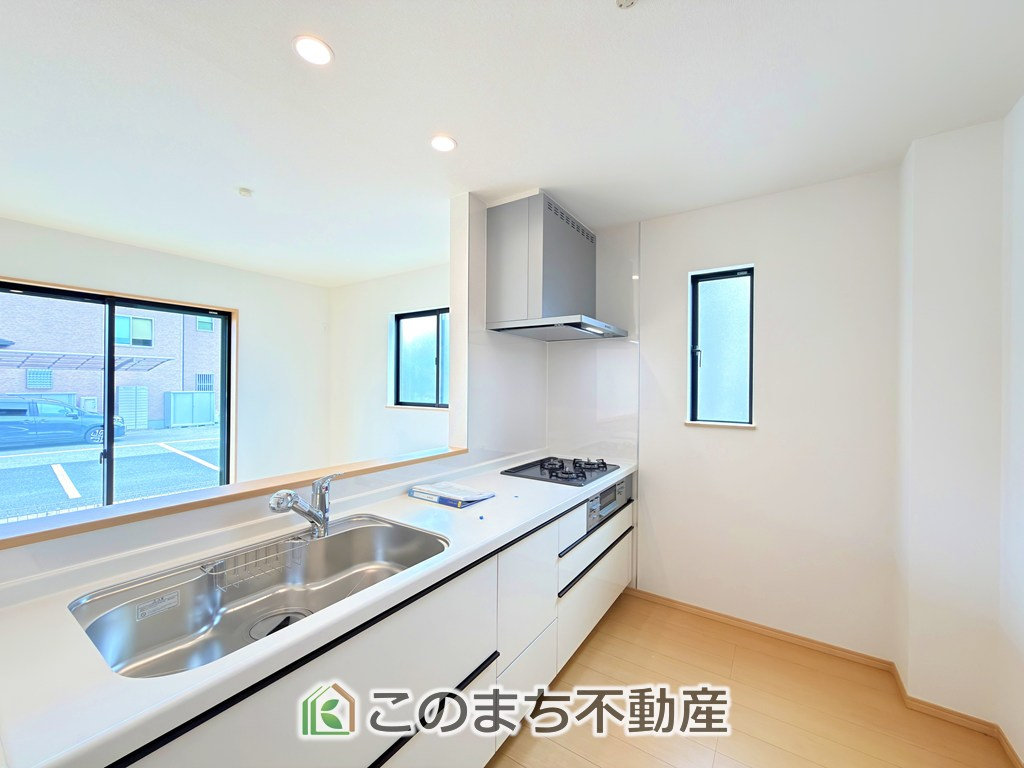 ハートフルタウン宇都宮市戸祭2丁目99番のキッチン|キッチンは対面式のシステムキッチンです。腰壁があるので、生活感が出がちなスペースを隠すことができ、リビング・ダイニングをすっきり見せることができます◎