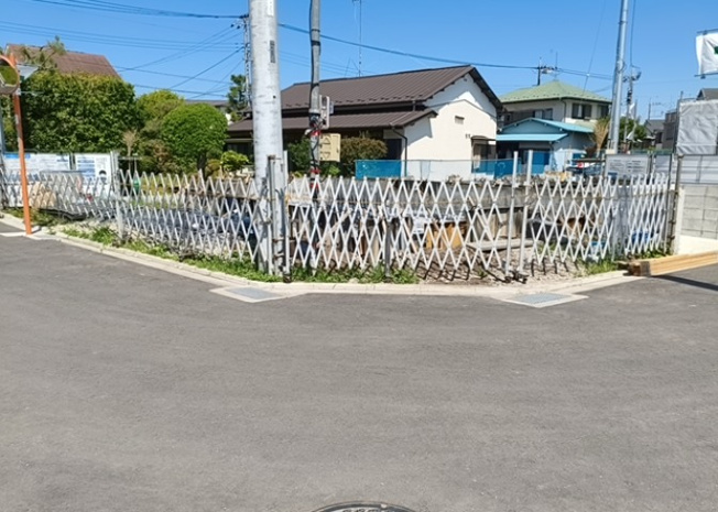【前面道路含む現地写真】 | 住宅用の土地では前面道路に2m以上接していなければならないと法律で定められています。しかし、お持ちの車のサイズやライフスタイルなどにより、2mでは利便が悪い場合もございますので、事前に確認しましょう。