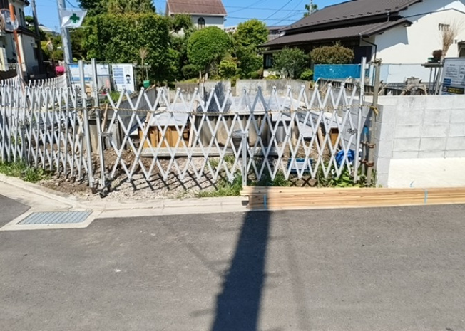 【前面道路含む現地写真】 | お持ちの車種によっては前面道路が広い方が便利でしょう。しかし、前面道路が広ければその分交通量が多くなるため、騒音などが気になる場合があります。実際に現地を見学し、周辺交通量や騒音などを確認しましょう！