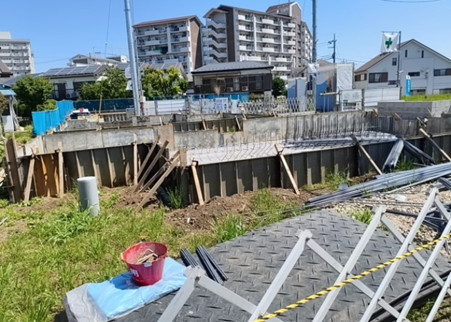 【玄関】 | 玄関は家の顔でもあり、家族以外の目にも止まる場所です。玄関は外との間を仕切る扉、靴などをしまっておく収納スペース、靴脱ぎのたたきスペース、来客とのやり取りをするドアホンなど複数のアイテムからなります。