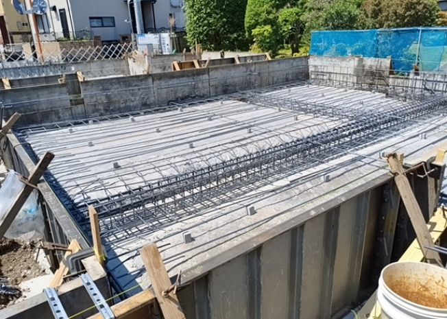 【構造・工法・仕様】 | 木造住宅とは土台、壁、柱など建築物の強度を支える構造体の材に木が使用されている構造を指します。構造体は建物の自重を支えるだけではなく風圧や水圧、積裁荷重などあらゆる衝撃に耐えるための基礎です。